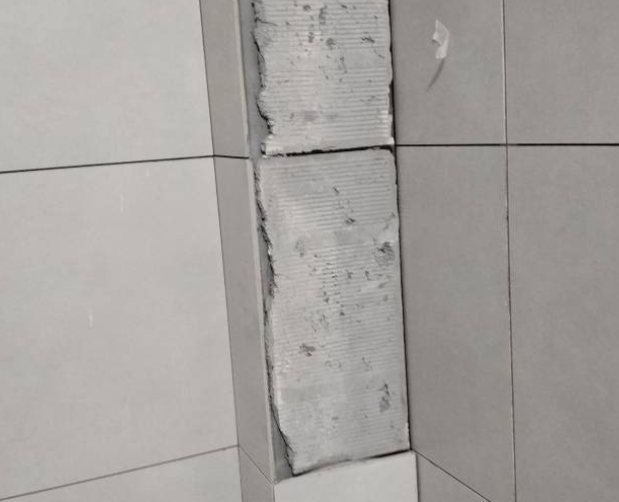六安瓷砖空鼓维修公司分享下瓷砖施工前基层浇水润湿程度不足，可能导致以下问题